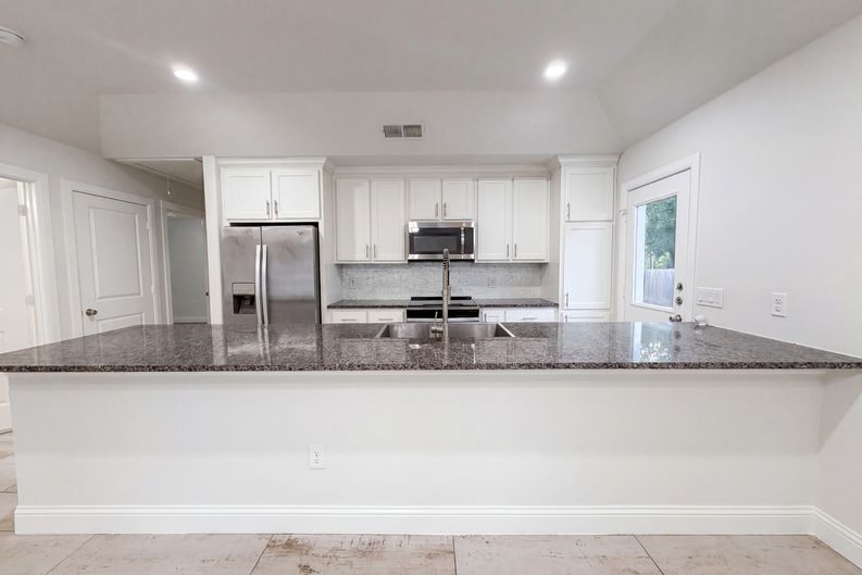 Photo 7 of 20 of 709 W Hull St, Denison, TX