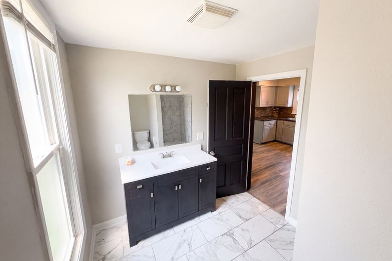 Photo 10 of 32 of 608 Howland Ave, Toledo, OH