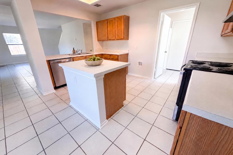 Photo 7 of 21 of 305 Edgewood Cv, Leander, TX