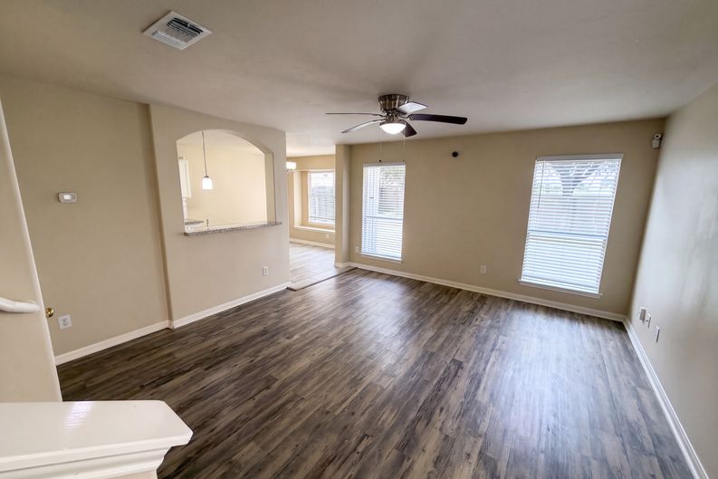 Photo 3 of 28 of 10250 Rolleston Ln, Houston, TX