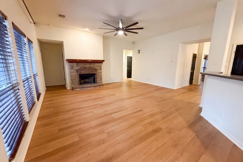 Photo 4 of 22 of 13804 Long Shadow Dr, Manor, TX