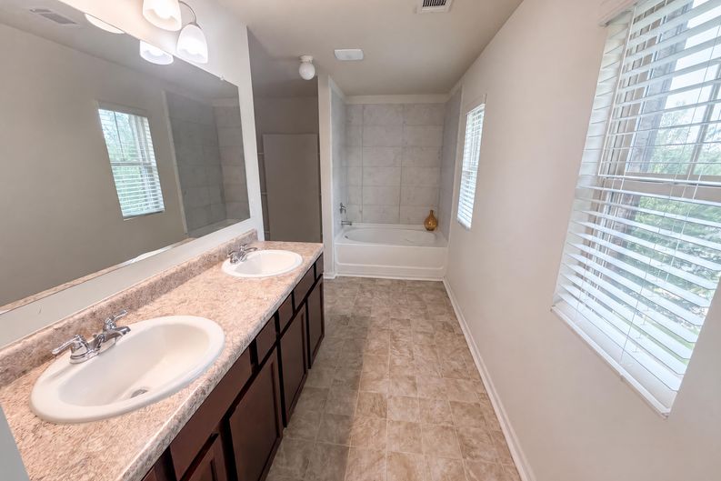 Photo 11 of 22 of 611 Dodson Lake Ct, Fairburn, GA