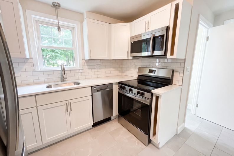Photo 10 of 28 of 48 Woodlawn St, Randolph, MA