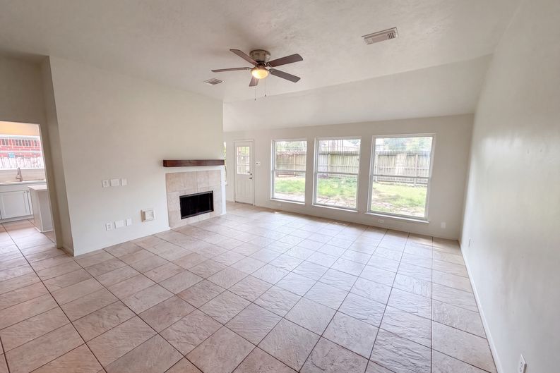 Photo 3 of 18 of 18614 Twigsworth Ln, Humble, TX