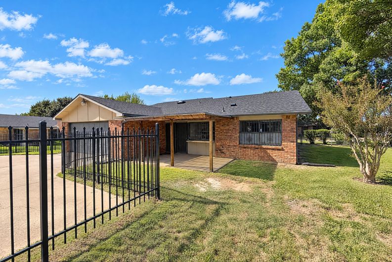 Photo 5 of 21 of 1226 Sequoia Dr, Desoto, TX