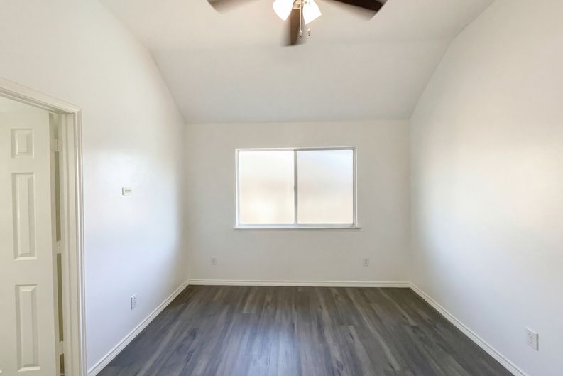 Photo 8 of 50 of 2406 Manchester Dr, Carrollton, TX