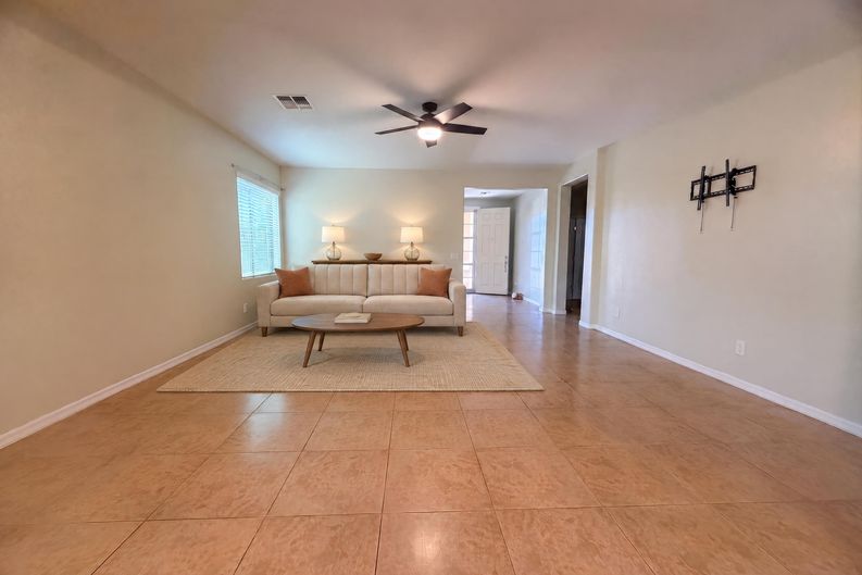 Photo 3 of 18 of 875 W Ayrshire Trl, San Tan Valley, AZ