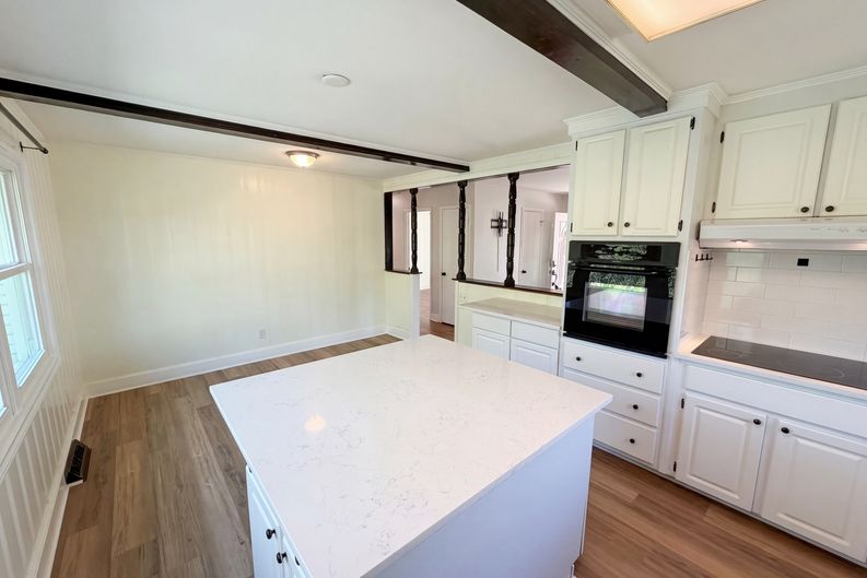 Photo 9 of 24 of 6621 Starcrest Dr, Charlotte, NC