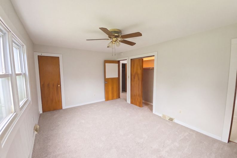 Photo 4 of 50 of 211 Roshon Dr, Medina, OH