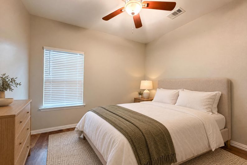 Photo 4 of 18 of 619 E Arlington Ave, Fort Worth, TX