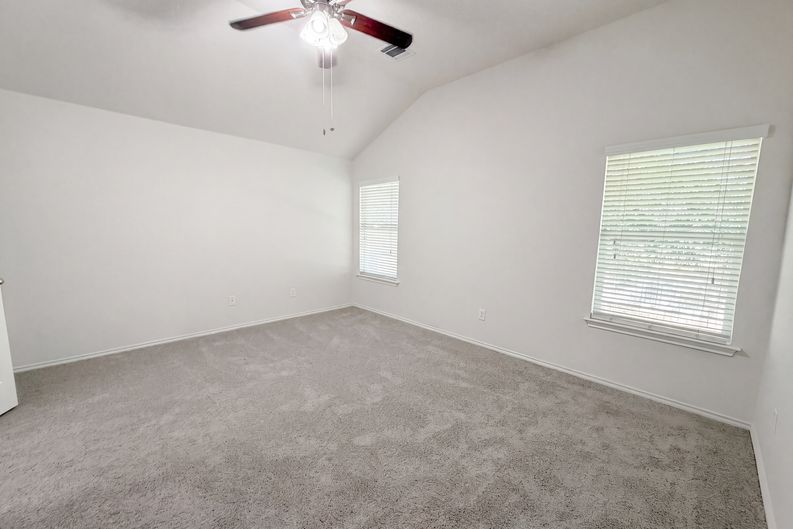 Photo 16 of 21 of 109 Eagle Dr, Luling, TX
