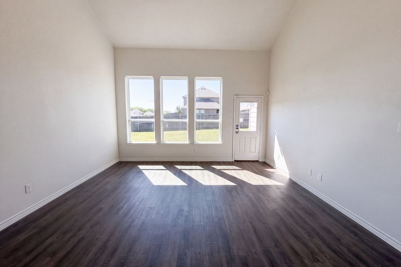 Photo 6 of 21 of 1713 Blue Jay Dr, Ennis, TX