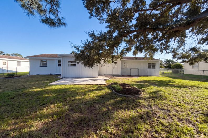 Photo 5 of 26 of 117 66th Ave W, Bradenton, FL