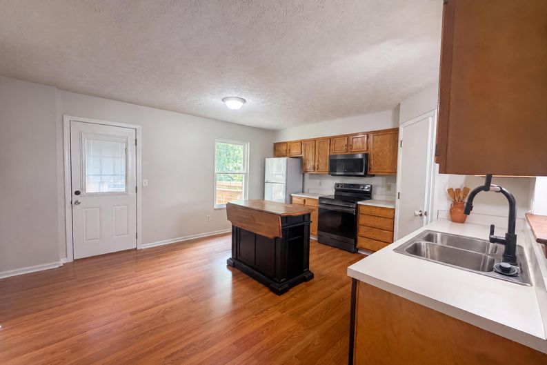 Photo 6 of 32 of 1618 Saddlebrook Dr, Heath, OH