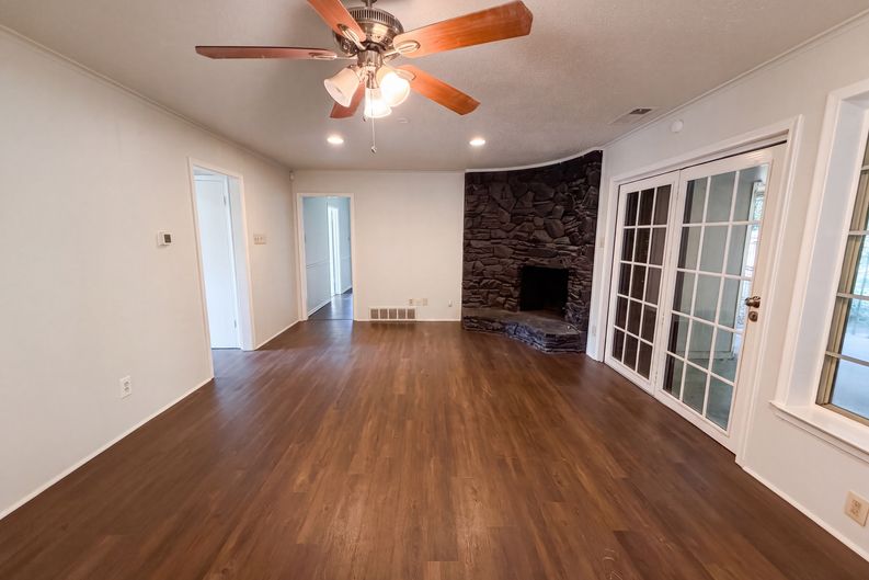 Photo 3 of 24 of 821 Glen Oaks Blvd, Dallas, TX
