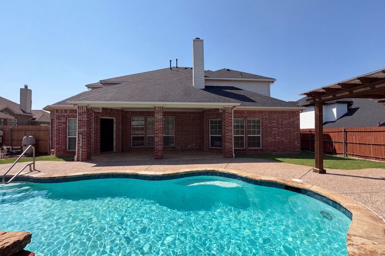 Photo 5 of 29 of 409 Lone Oak Ct, Kennedale, TX