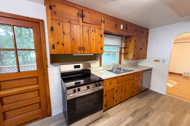 Photo 6 of 22 of 29352 Waldensa Ave, Wickliffe, OH
