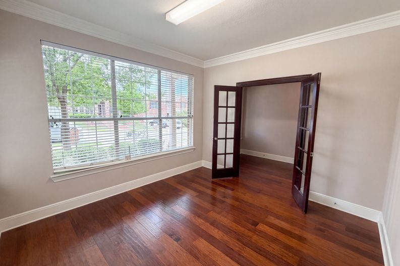 Photo 10 of 32 of 10330 Sandbar Dr, Irving, TX
