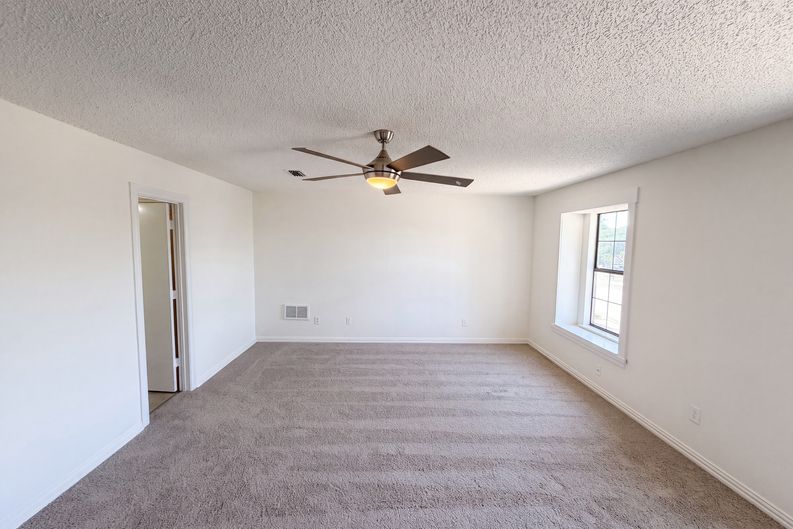 Photo 12 of 19 of 6612 Lakeside Dr, Lake Worth, TX