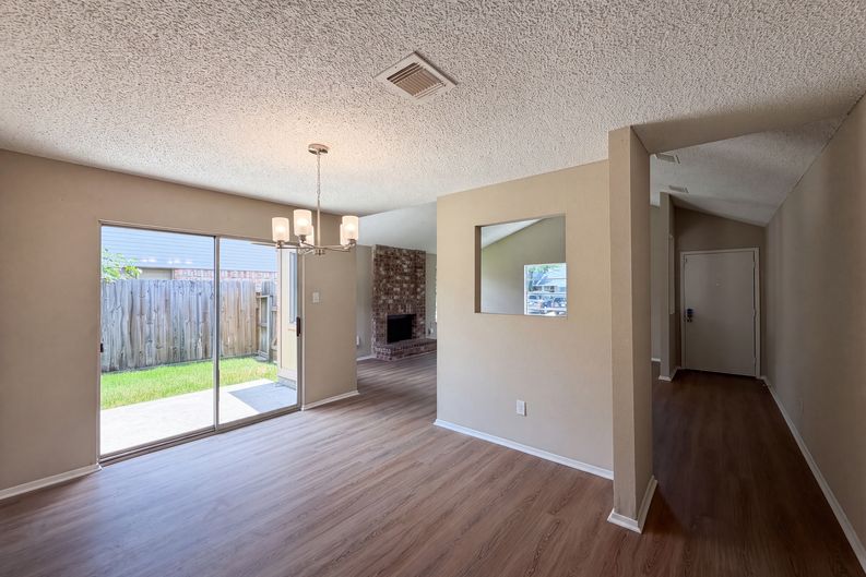 Photo 9 of 17 of 5602 Briarwood Forest Dr, Houston, TX