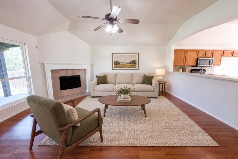 Photo 3 of 21 of 324 Cascade Dr, Red Oak, TX