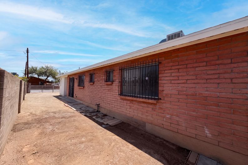 Photo 5 of 15 of 402 W District St, Tucson, AZ