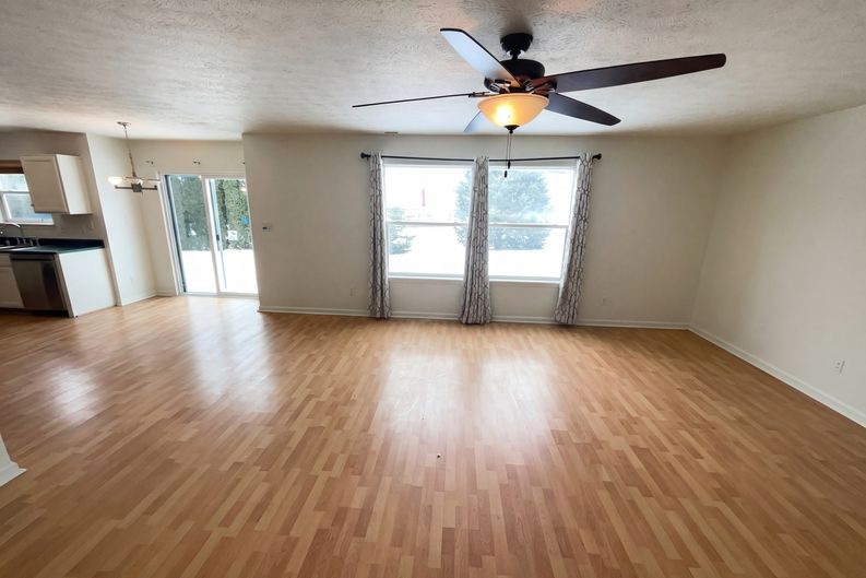 Photo 8 of 24 of 3211 Waterloo Cir, Indianapolis, IN