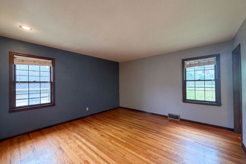 Photo 20 of 27 of 6916 N Overland Dr, Kansas City, MO