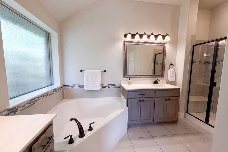Photo 11 of 20 of 130 Red Pine Dr, Red Oak, TX