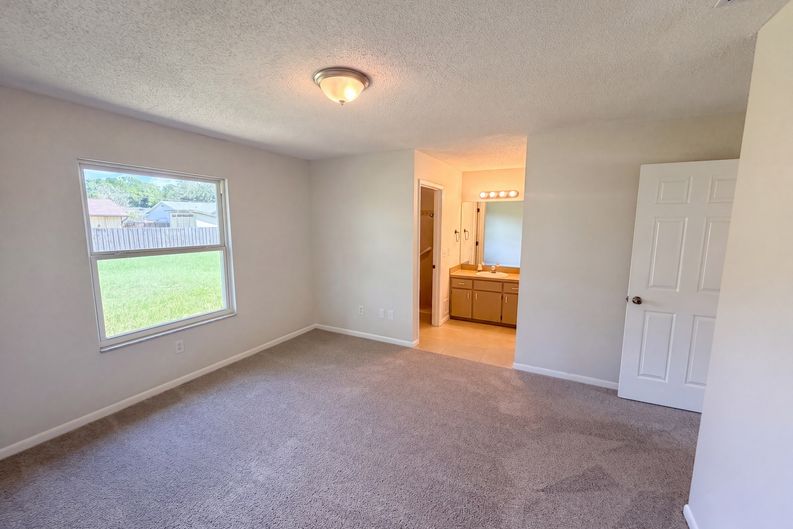 Photo 11 of 28 of 1061 Hunt St NW, Palm Bay, FL