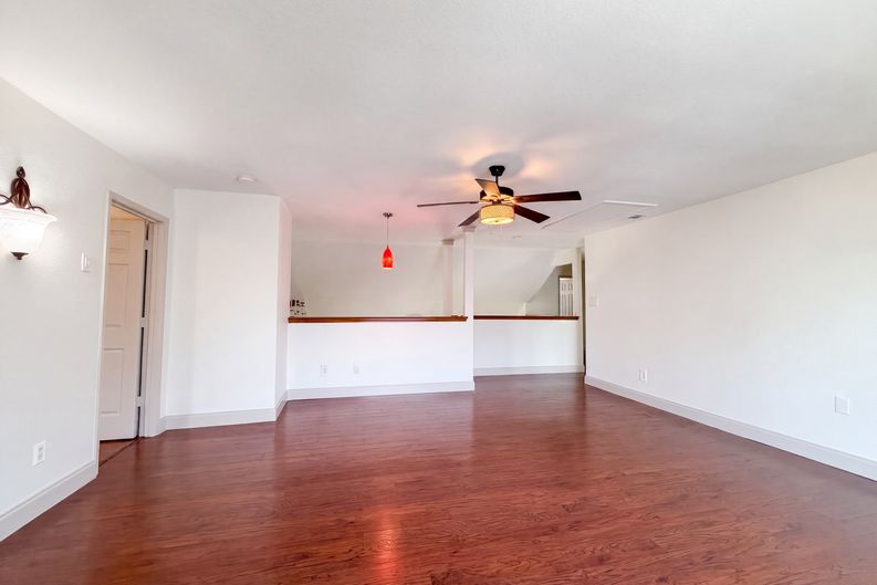 Photo 9 of 22 of 6315 Meadow Glen Dr, Arlington, TX