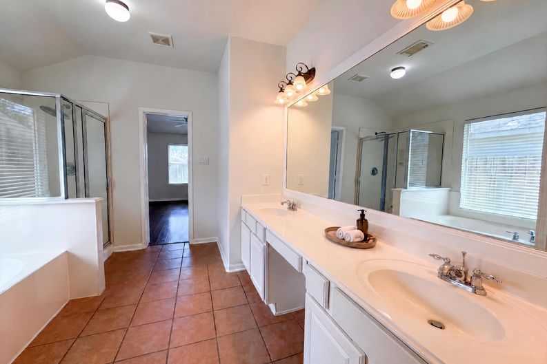 Photo 17 of 20 of 6843 Tammany Manor Ln, Spring, TX