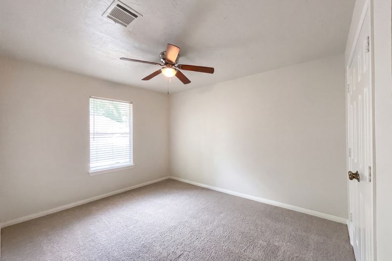 Photo 11 of 20 of 7107 Sweet Violet Trl, Humble, TX