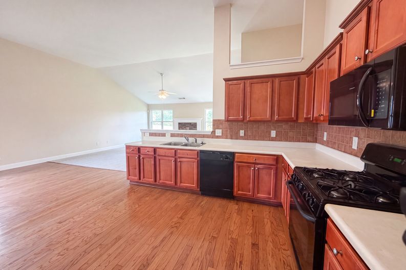 Photo 8 of 17 of 453 Castle Top Ln, Lawrenceville, GA