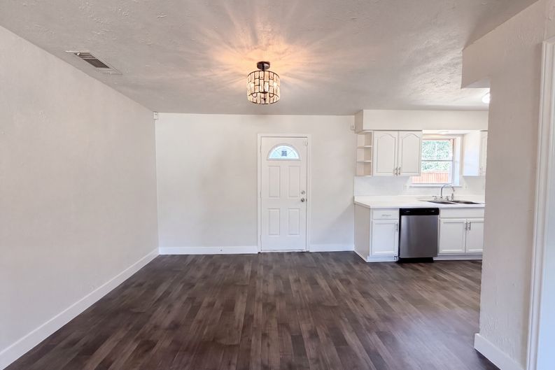 Photo 11 of 23 of 8540 Foxwood Ln, Dallas, TX