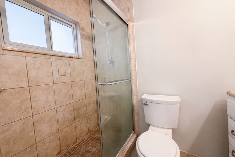 Photo 16 of 25 of 4360 NW 12th Dr, Deerfield Beach, FL