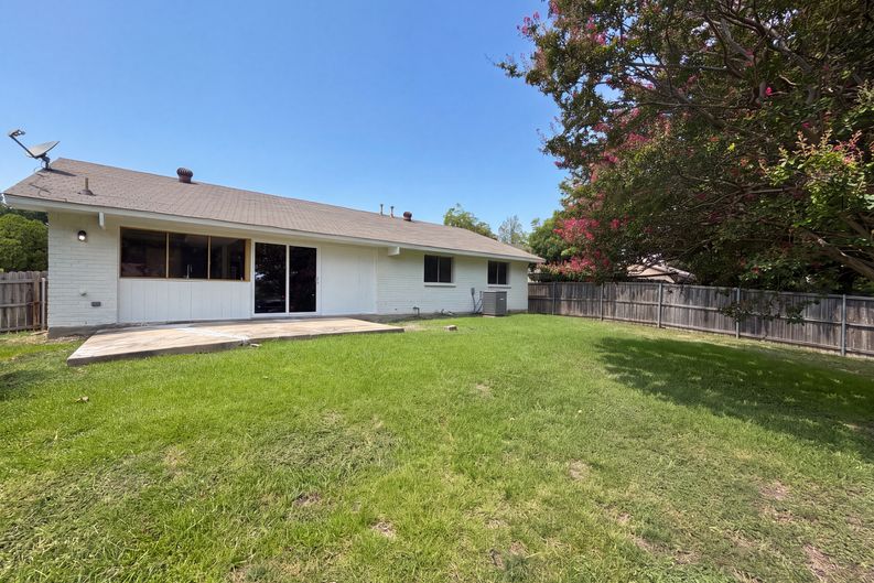 Photo 5 of 18 of 414 Meadowhill Dr, Garland, TX