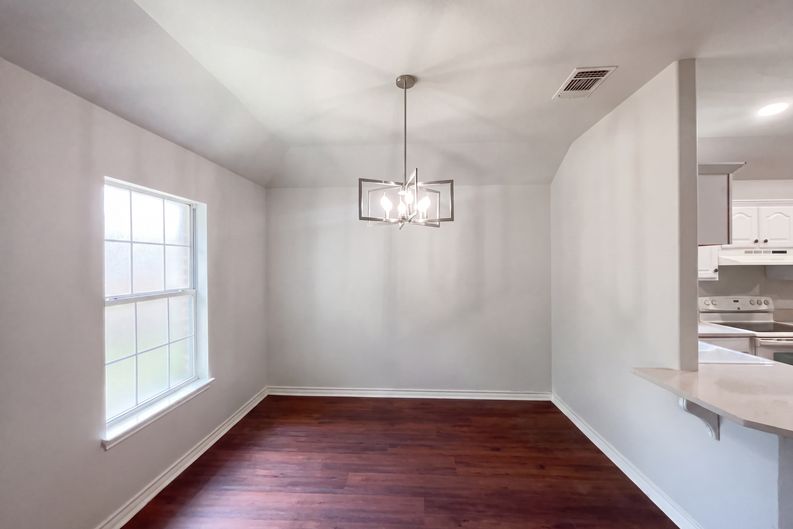 Photo 6 of 22 of 2106 Geneva St, Castroville, TX
