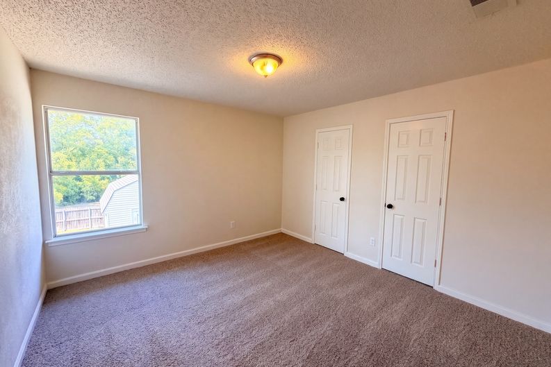 Photo 13 of 21 of 2405 Waterloo Ln, Mesquite, TX