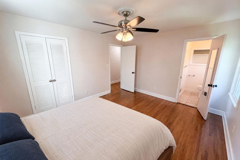 Photo 4 of 24 of 6621 Starcrest Dr, Charlotte, NC