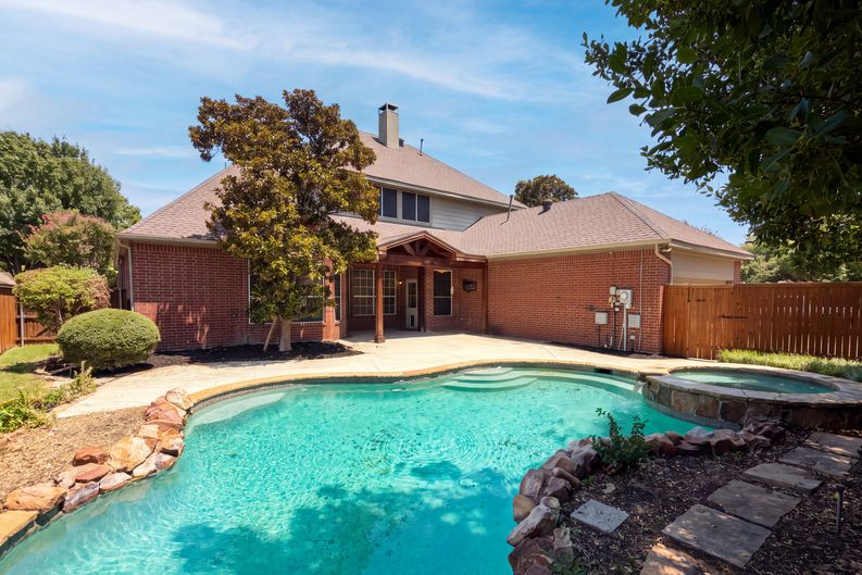 Photo 5 of 31 of 7645 Hove Ct, Plano, TX