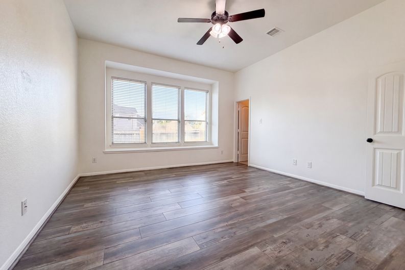 Photo 11 of 24 of 5923 Carnaby Ln, Rosenberg, TX