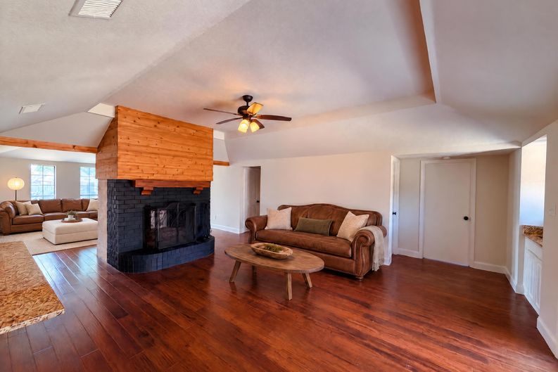 Photo 3 of 19 of 512 W Jefferson St, Wylie, TX