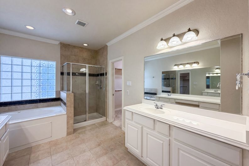 Photo 11 of 21 of 2942 Royal Oaks Crst, Houston, TX