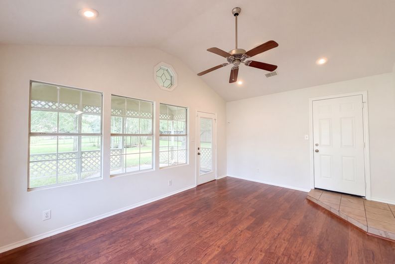 Photo 9 of 19 of 1119 Coe Rd, Pinehurst, TX