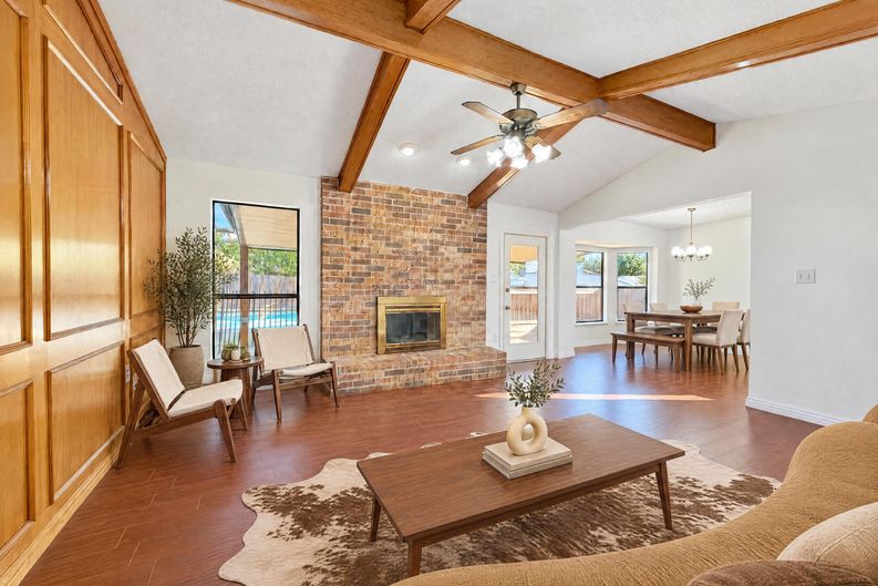 Photo 3 of 17 of 935 Thistle Ridge Ln, Arlington, TX