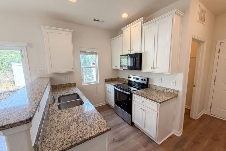 Photo 9 of 25 of 8321 Candlenut Ln, Charlotte, NC