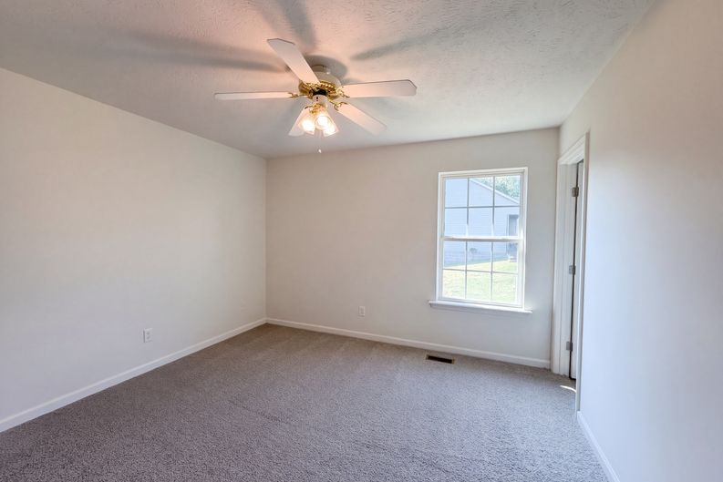 Photo 4 of 16 of 1303 St Hubbins Dr, La Vergne, TN