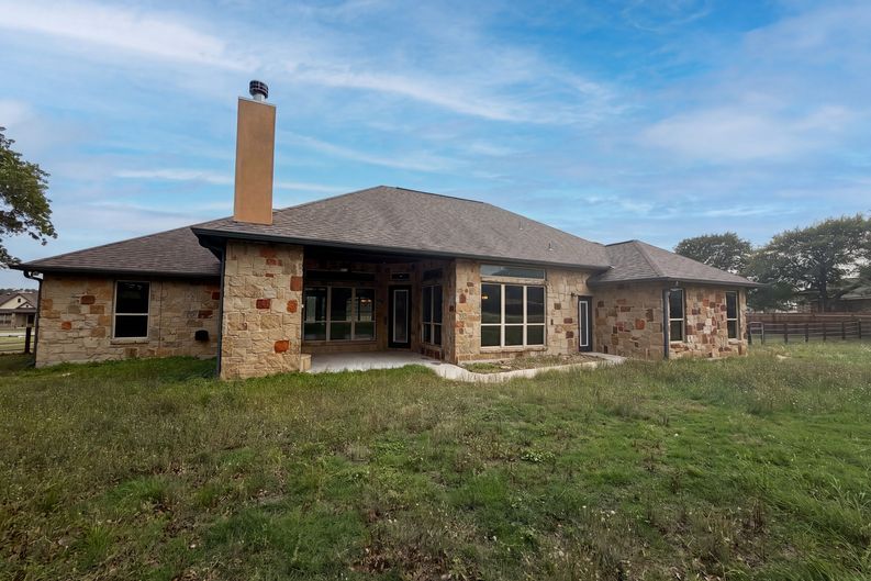 Photo 5 of 16 of 105 E Eden Vly, Adkins, TX