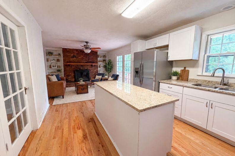 Photo 3 of 17 of 5148 Clearview Dr, Winston Salem, NC